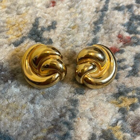 St. John Vintage Gold Knot Clip-on Earrings - Picture 4 of 5